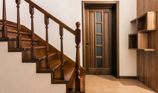 Modern Brown Oak Wooden Stairs  And Doors In New Renovated House Beschädigung des Treppenhauses anlässlich einer Schlägerei – Haftung der Mieter